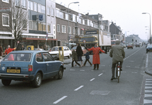 117523 Afbeelding van verkeersbrigadiers bij de oversteekplaats voor voetgangers in de Amsterdamsestraatweg te Utrecht, ...